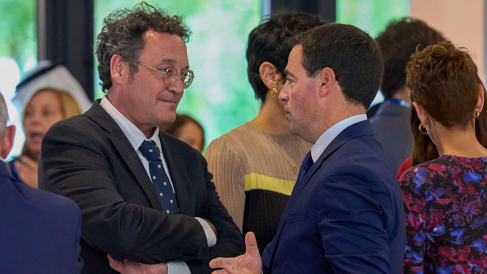 El lehendakari, Imanol Pradales, conversa con el fiscal general del Estado, Álvaro García Ortiz.