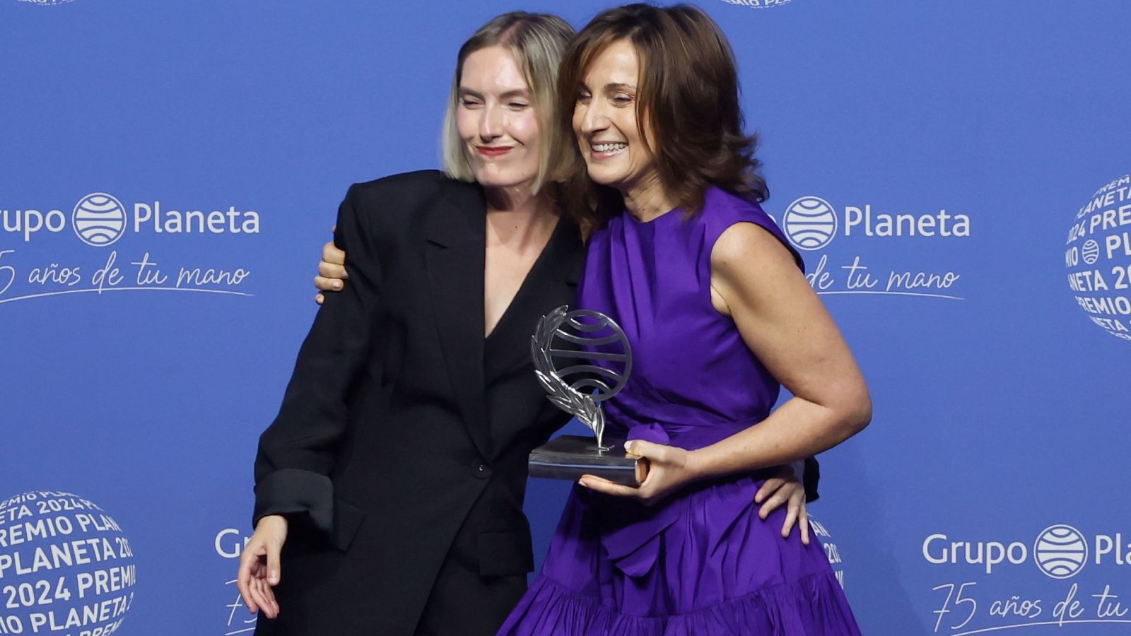 La ganadora del Premio Planeta 2024, Paloma Sánchez-Garnica, abraza a la finalista, Beatriz Serrano