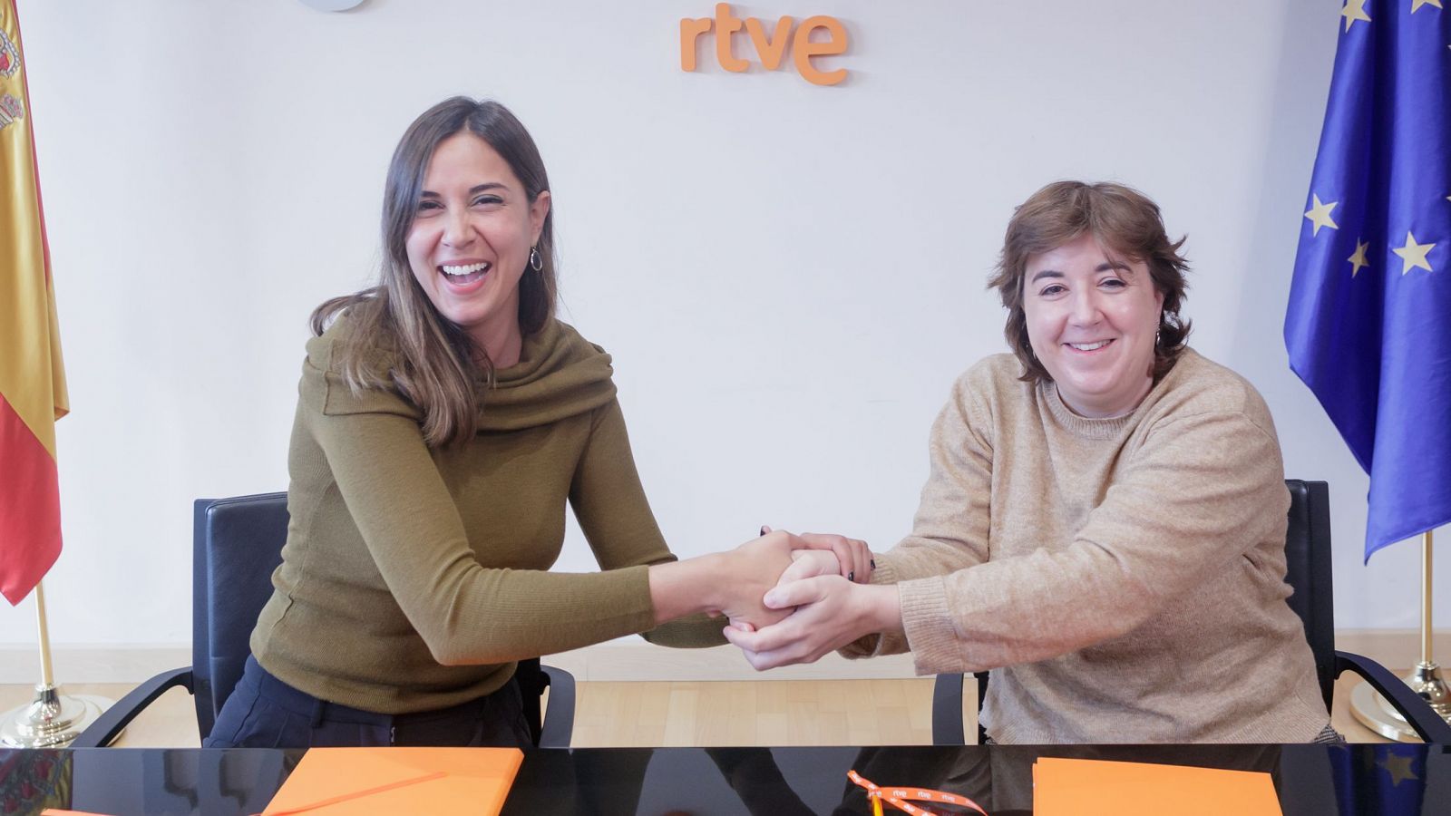 Blanca Jiménez, concejala de Turismo del Ayuntamiento de Valladolid y la presidenta interina de RTVE, Concepción Cascajosa