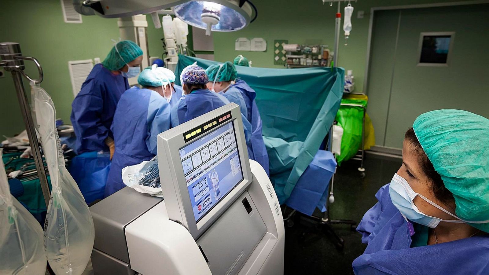 Médicos del Hospital Universitario Nuestra Señora de la Candelaria, en Tenerife, realizan una operación en una imagen de archivo.