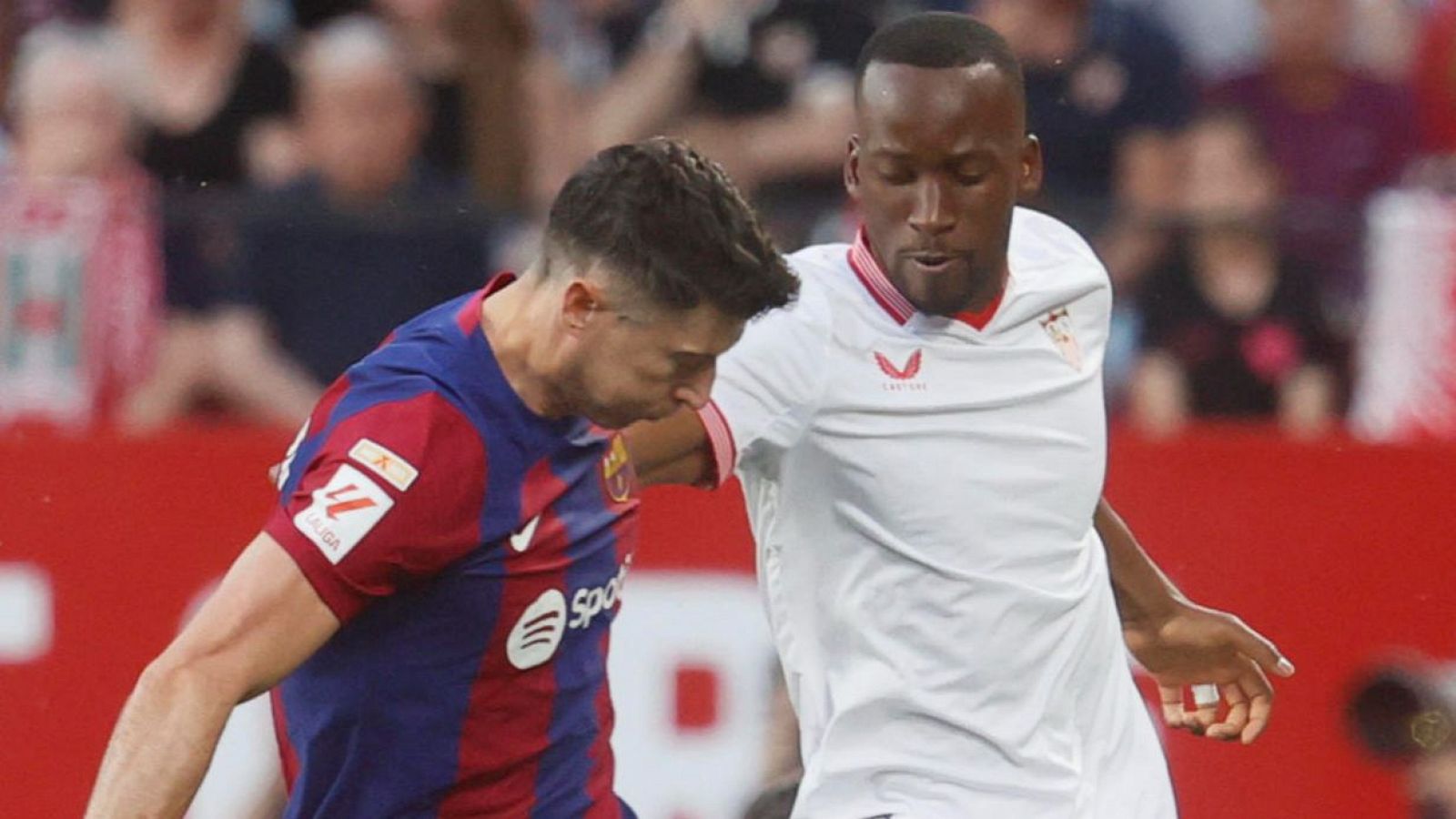 Barcelona – Sevilla, en directo: Lewandowsi y Lukebakio, durante un partido de Liga