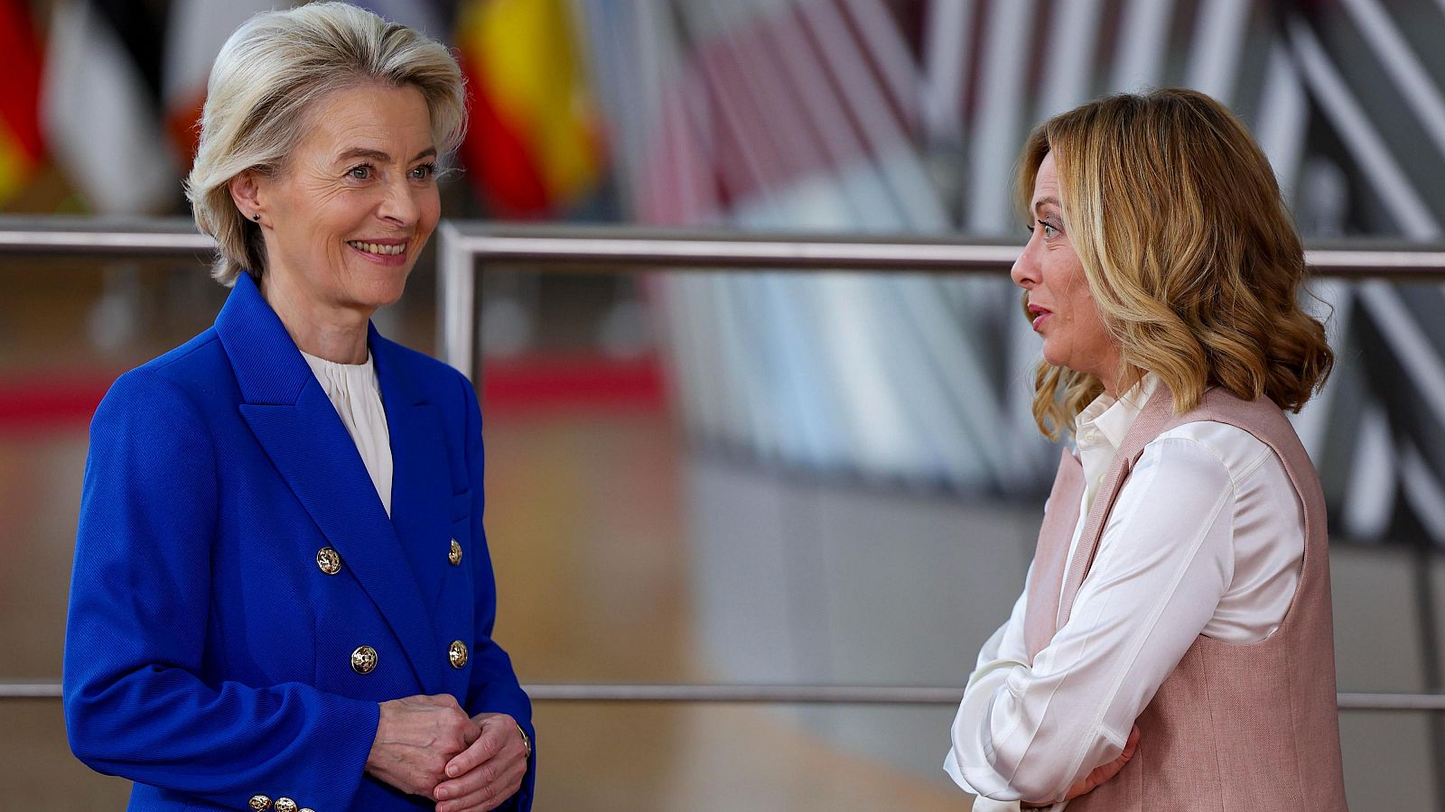 Imagen de archivo de Ursula von der Leyen y Giorgia Meloni en una cumbre UE - Consejo de Cooperación del Golfo. La migración irrumpe con protagonismo en una cumbre europea preocupada por Ucrania y Oriente Próximo.