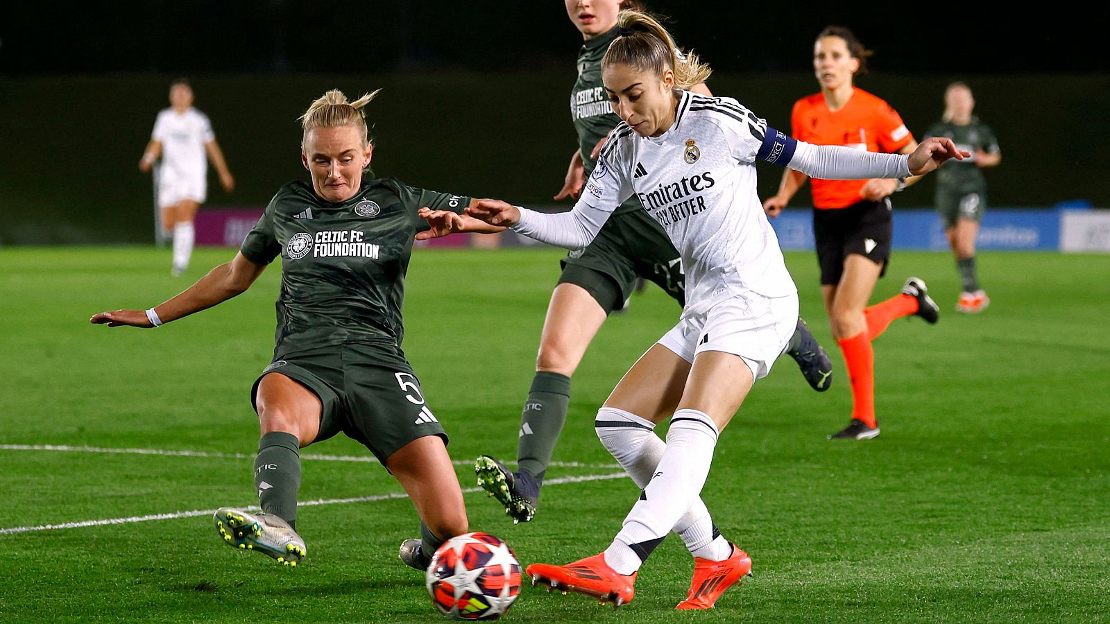 Olga Carmona, jugadora del Real Madrid junto con la jugadora del Celtic, Natalie Ross