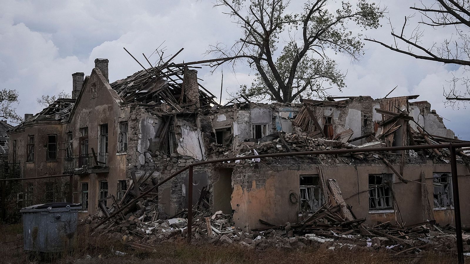 Vista de un edificio residencial dañado en la ciudad de Chasiv Yar, cerca de la línea del frente, en la región de Donetsk