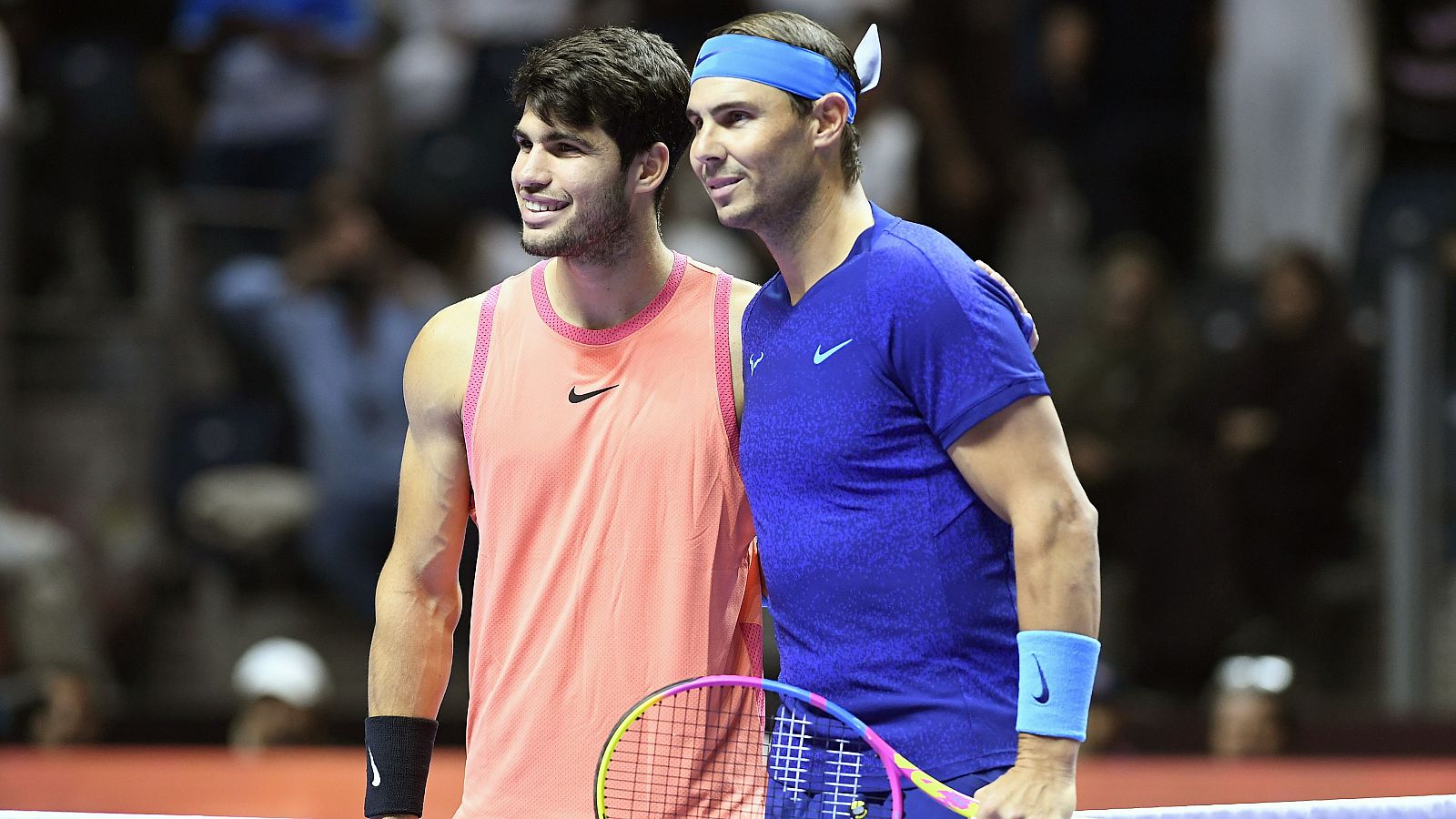 Carlos Alcaraz y Rafa Nadal posan antes de disputar su partido en el torneo de exhibición Six Kings Slam