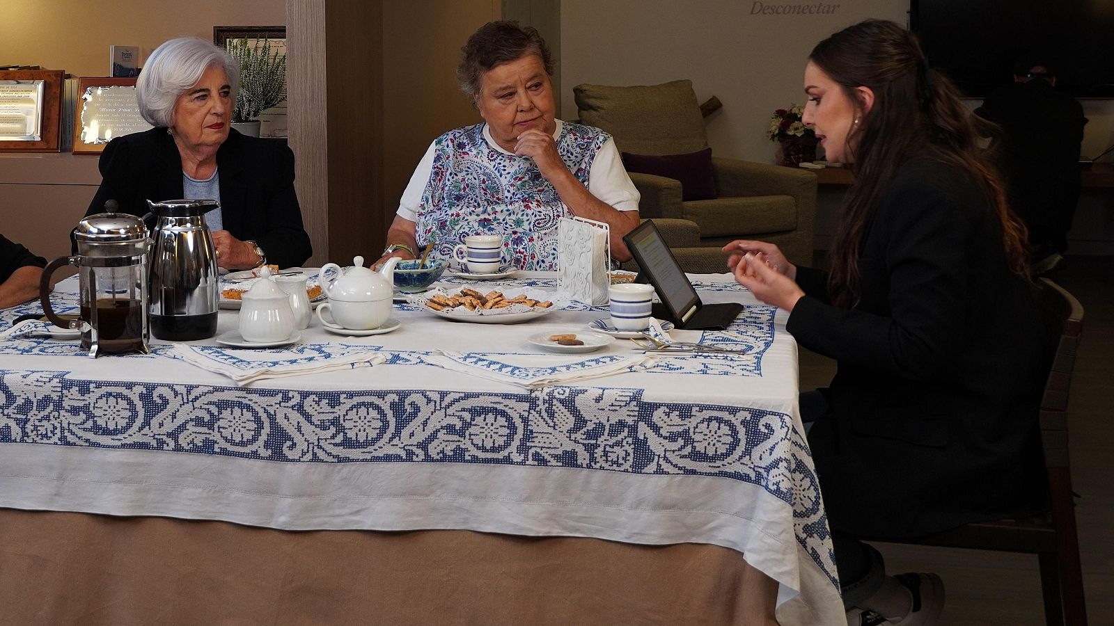 Paca Sauquillo y Cristina Almeida junto a Inés Hernand