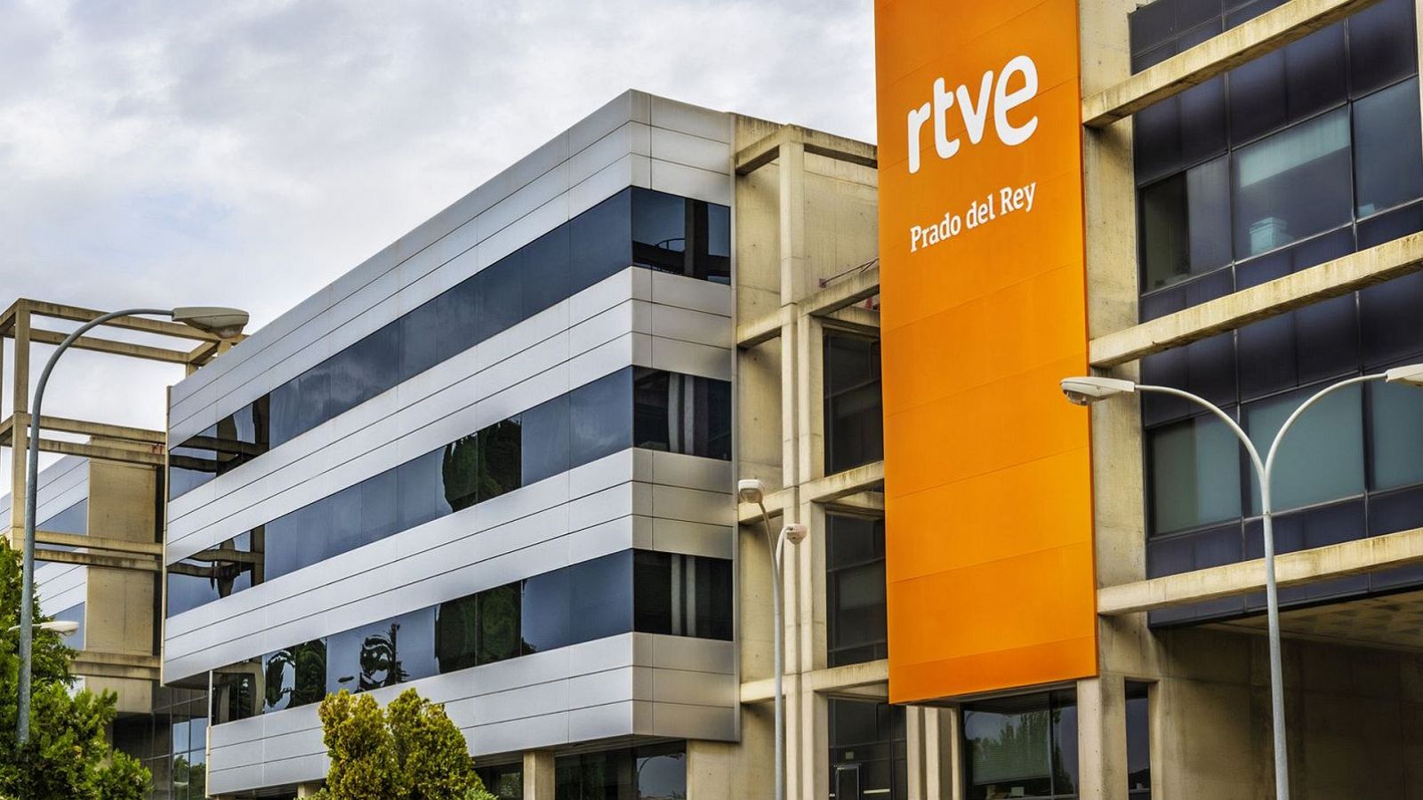 Se ve uno de los edificios del complejo de RTVE en Prado del Rey en el que aparece un cartel naranja vertical en el que pone RTVE