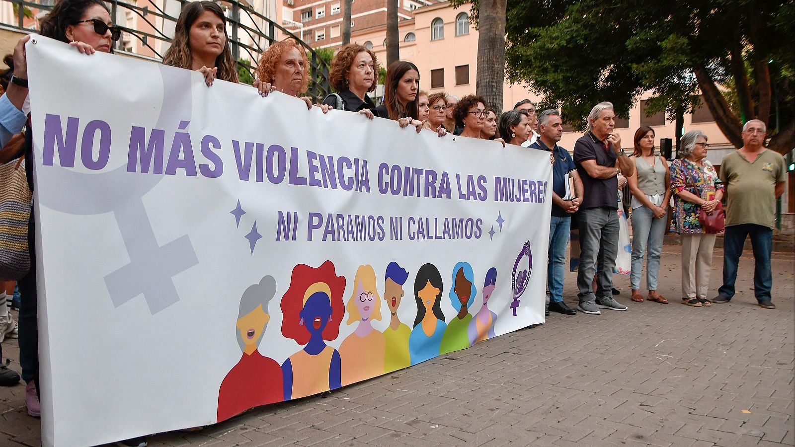 Concentración en Almería contra el asesinato de una mujer en Roquetas de Mar