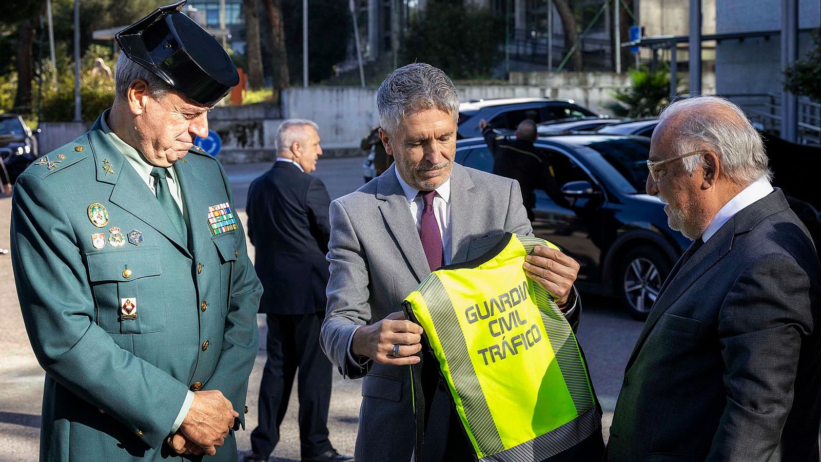 Grande-Marlaska entrega a la Agrupación de Tráfico de la Guardia Civil sus nuevos chalecos airbag