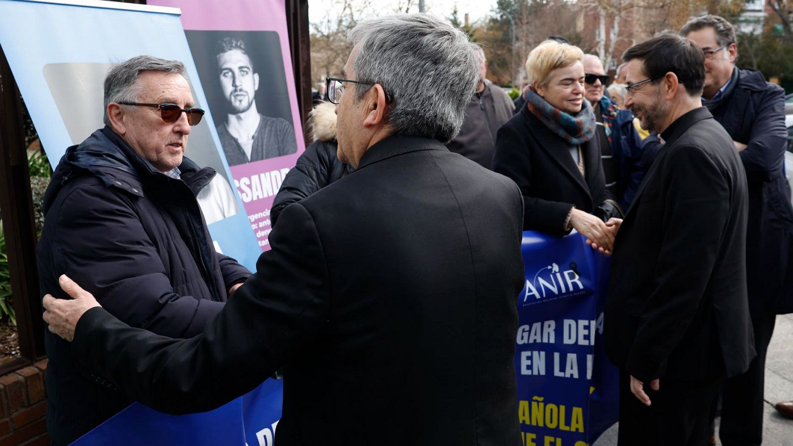 Los obispos de Valladolid, Luis Argüelloz, y de Madrid, José Cobo, saludan a víctimas de abusos sexuales en la Iglesia.