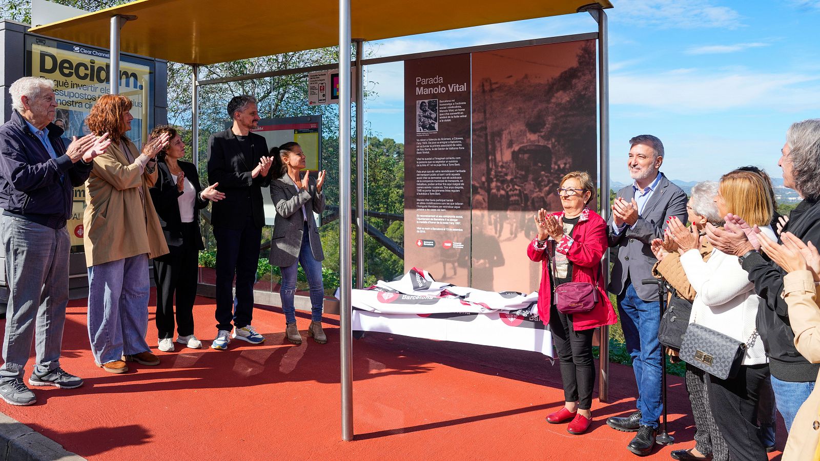 Jaume Collboni, Joana Vital, Marcel Barrena i Clara Segura, entre d'altres, assisteixen a l'acte amb el qual s'ha batejat amb el nom de Manolo Vital una parada d'autobús