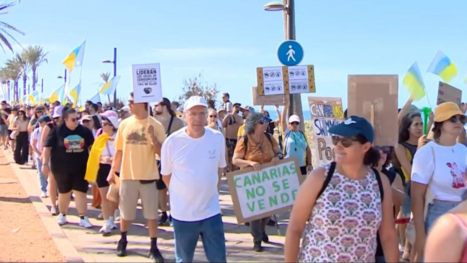 "Canarias tiene un límite": varias manifestaciones recorren las islas contra los "excesos" del turismo