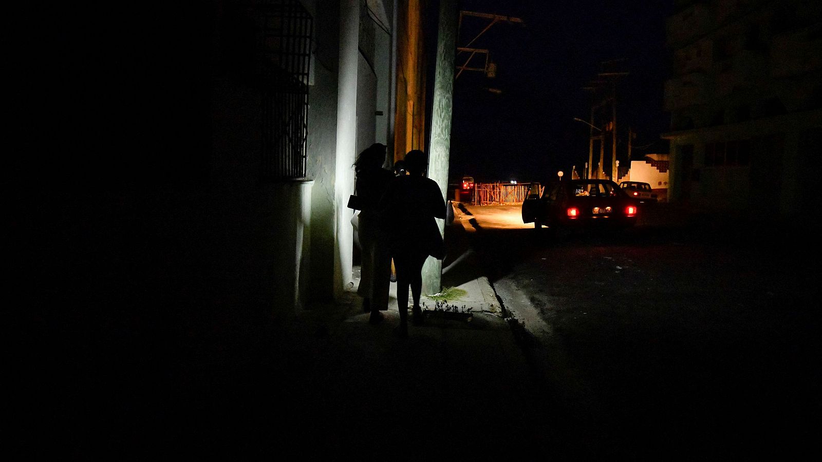 Personas caminando durante un apagón en La Habana, Cuba