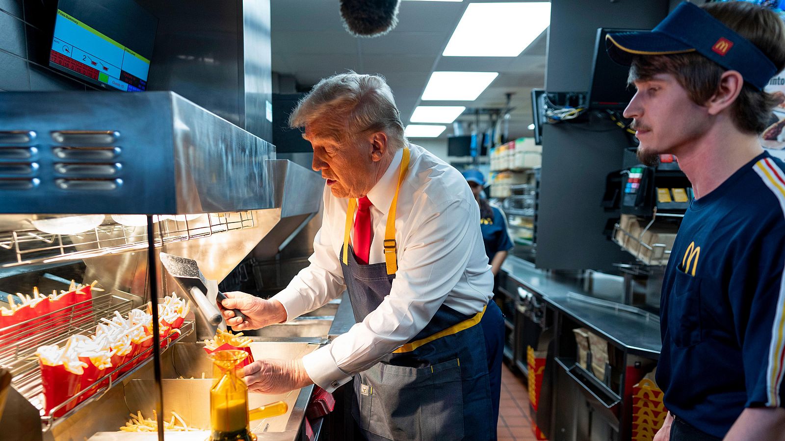 Donald Trump, ha visitado un McDonald's en Pensilvania, donde ha vuelto a acusar a Harris de mentir, mientras la demócrata visitaba dos iglesias.Trump reparte patatas fritas en Pensilvania y Harris visita iglesias de Georgia en un llamamiento a los estados indecisos.