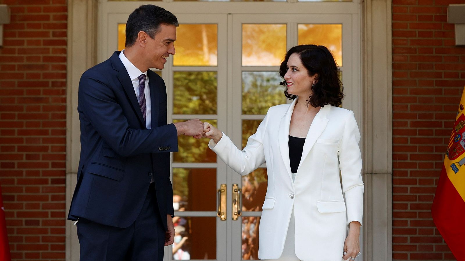 El presidente del Gobierno, Pedro Sánchez, saluda a la presidenta de la Comunidad de Madrid, Isabel Díaz Ayuso en la Moncloa