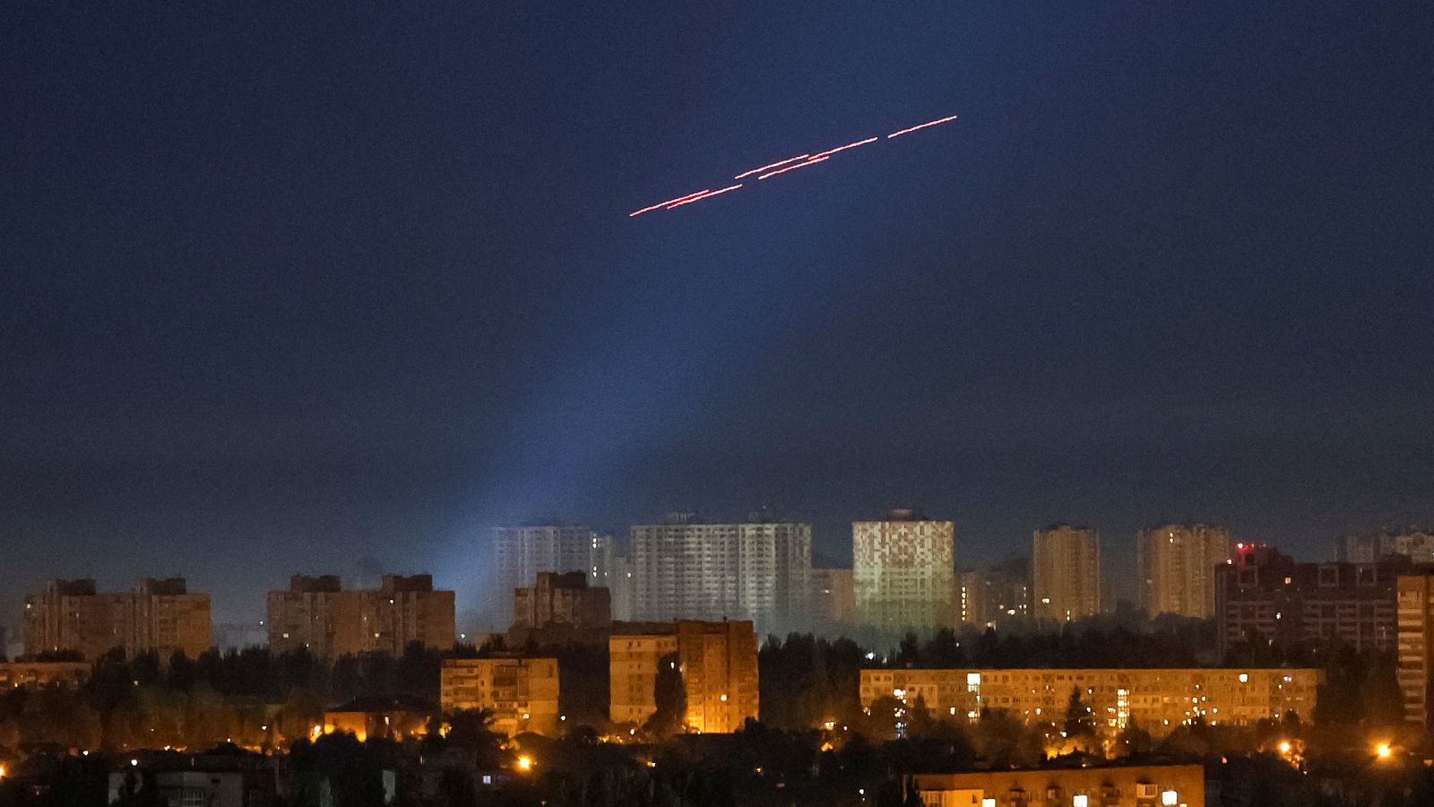 Municiones trazadoras se ven en el cielo nocturno mientras militares ucranianos disparan a un dron durante un ataque ruso en Kiev