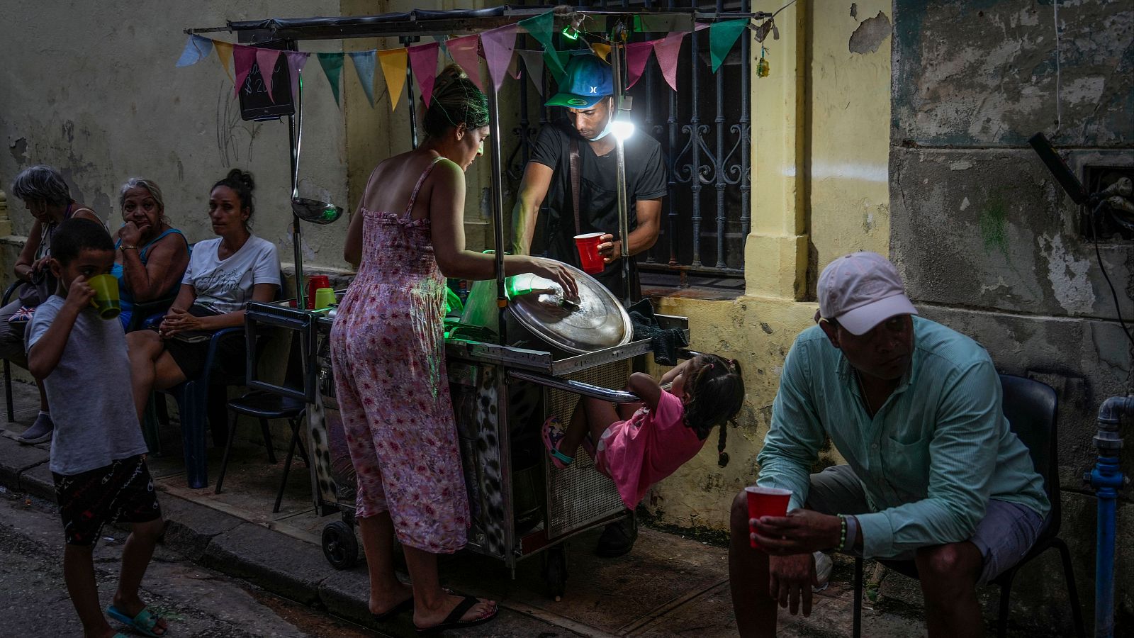 Una mujer compra comida en la calle durante un apagón en La Habana, Cuba