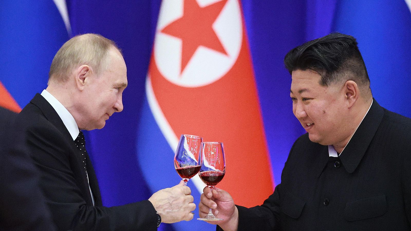 Putin brinda con Kim Jong Un durante su visita a Corea del Norte en junio de 2024