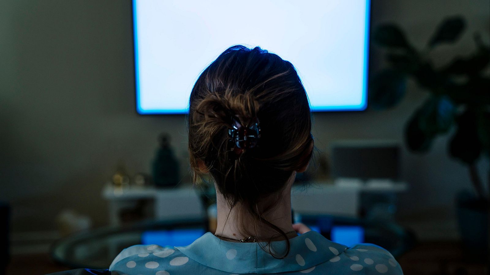 Una mujer viendo la televisión en una imagen de archivo