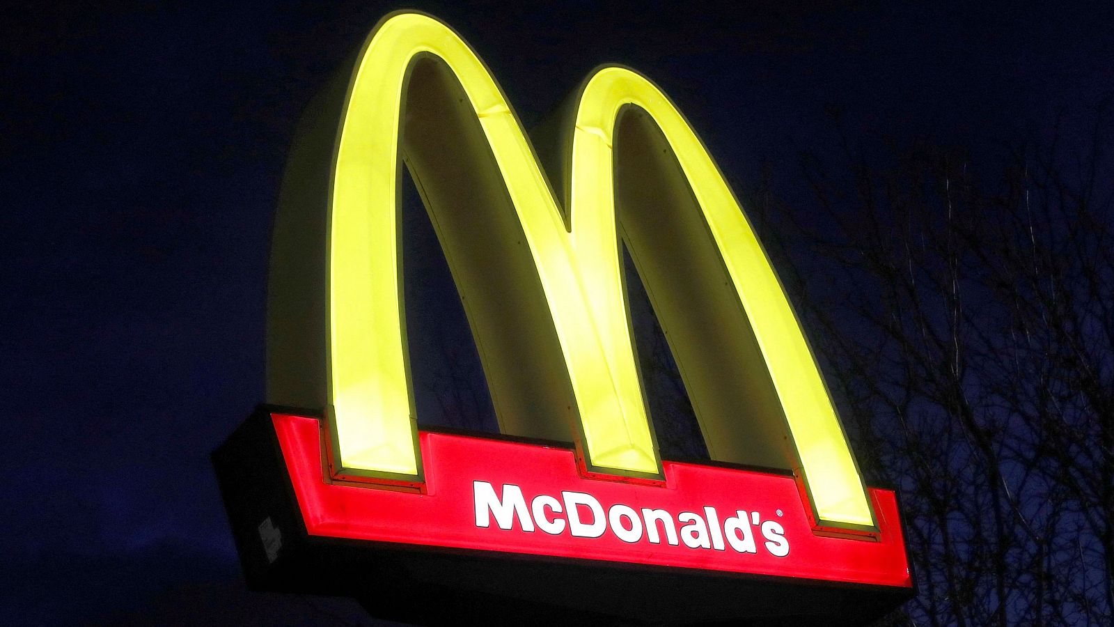 El logo de McDonald's en una señal en la entrada de un restaurante en Estados Unidos