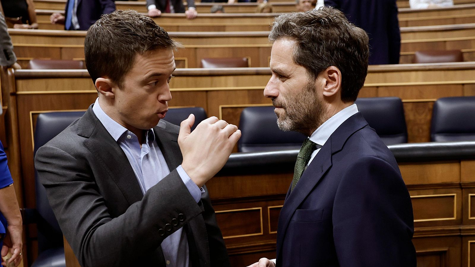 El portavoz nacional del PP, Borja Semper, y el portavoz de Sumar en el Congreso, Íñigo Errejón, conversan en el hemiciclo