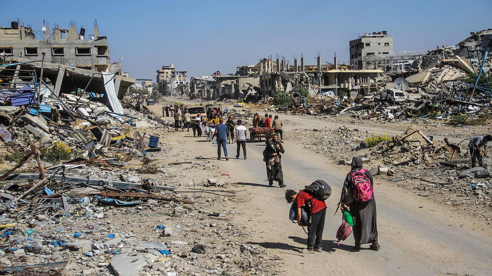 Palestinos desplazados huyen con sus familias y pertenencias tras una orden de evacuación israelí de la parte norte de Gaza. Israel intercepta dos drones lanzados desde Irak.