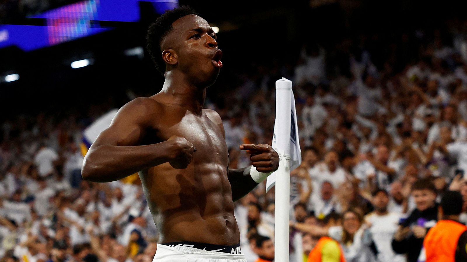 Vinícius se reivindica con un hat-trick a una semana del Balón de Oro