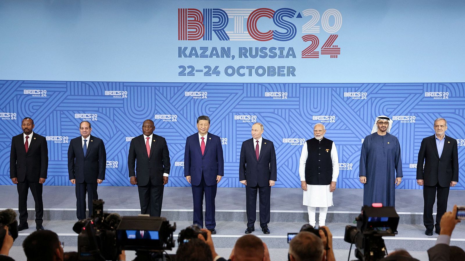 Los presidentes asistentes a la cumbre de los BRICS posan durante una ceremonia fotográfica antes de una sesión plenaria en Kazán (Rusia) este miércoles. El secretario general de la ONU, António Guterres, llega a Rusia para reunirse con Putin en la cumbre de los BRICS.