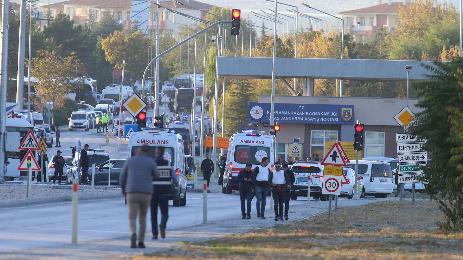 Policías aseguran la zona durante un ataque a la sede del Centro Turco de Aviación y Aeroespacial (TUSAS) en Ankara