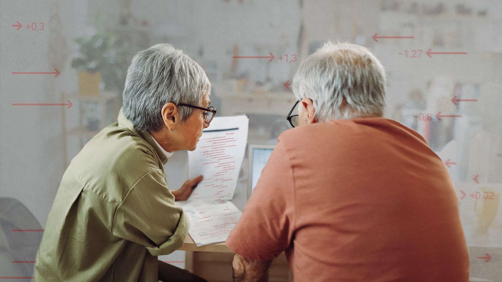 Dos personas revisan papeles y facturas en su hogar.