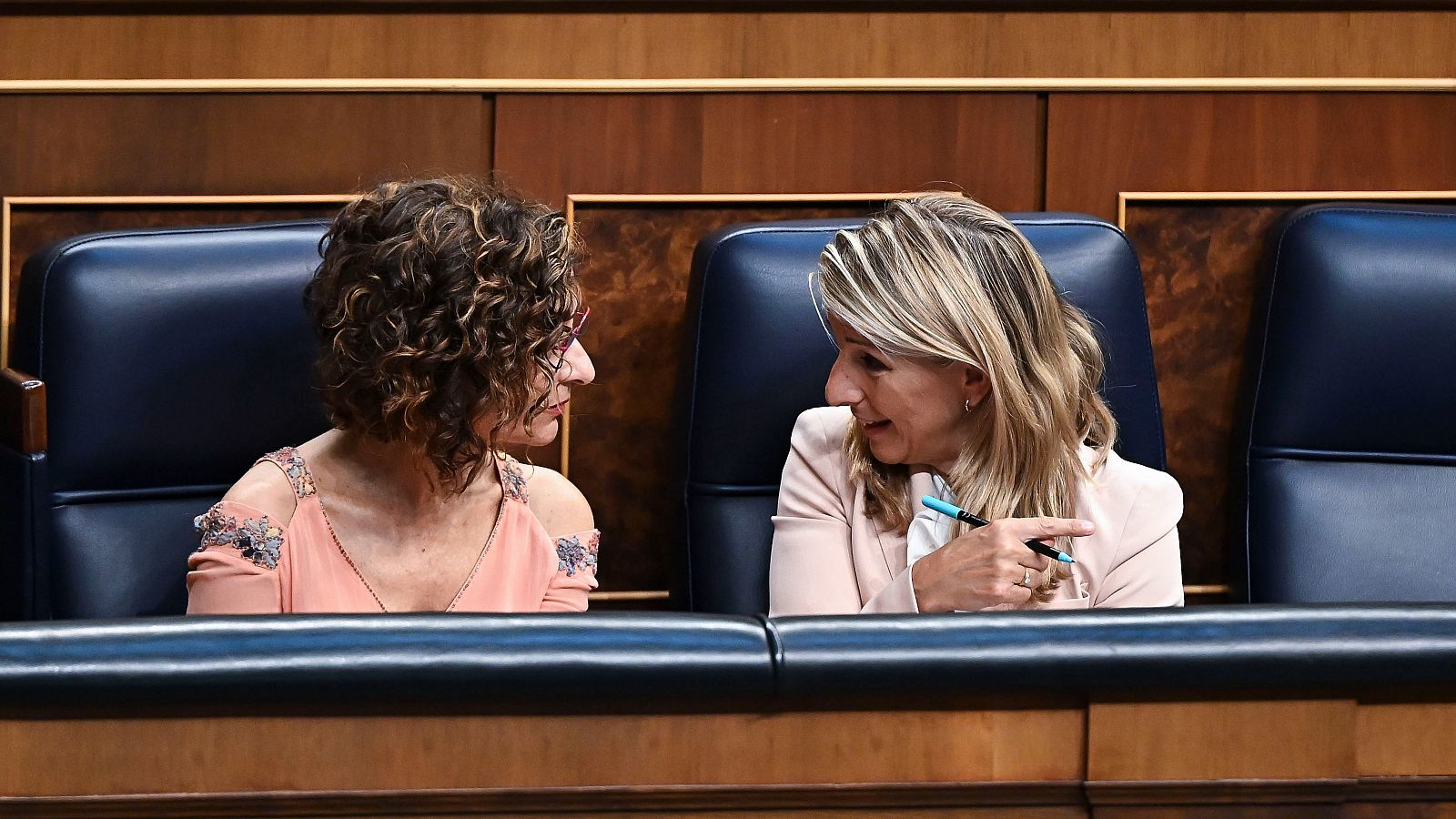 María Jesús Montero y Yolanda Díaz conversan durante un pleno del Congreso