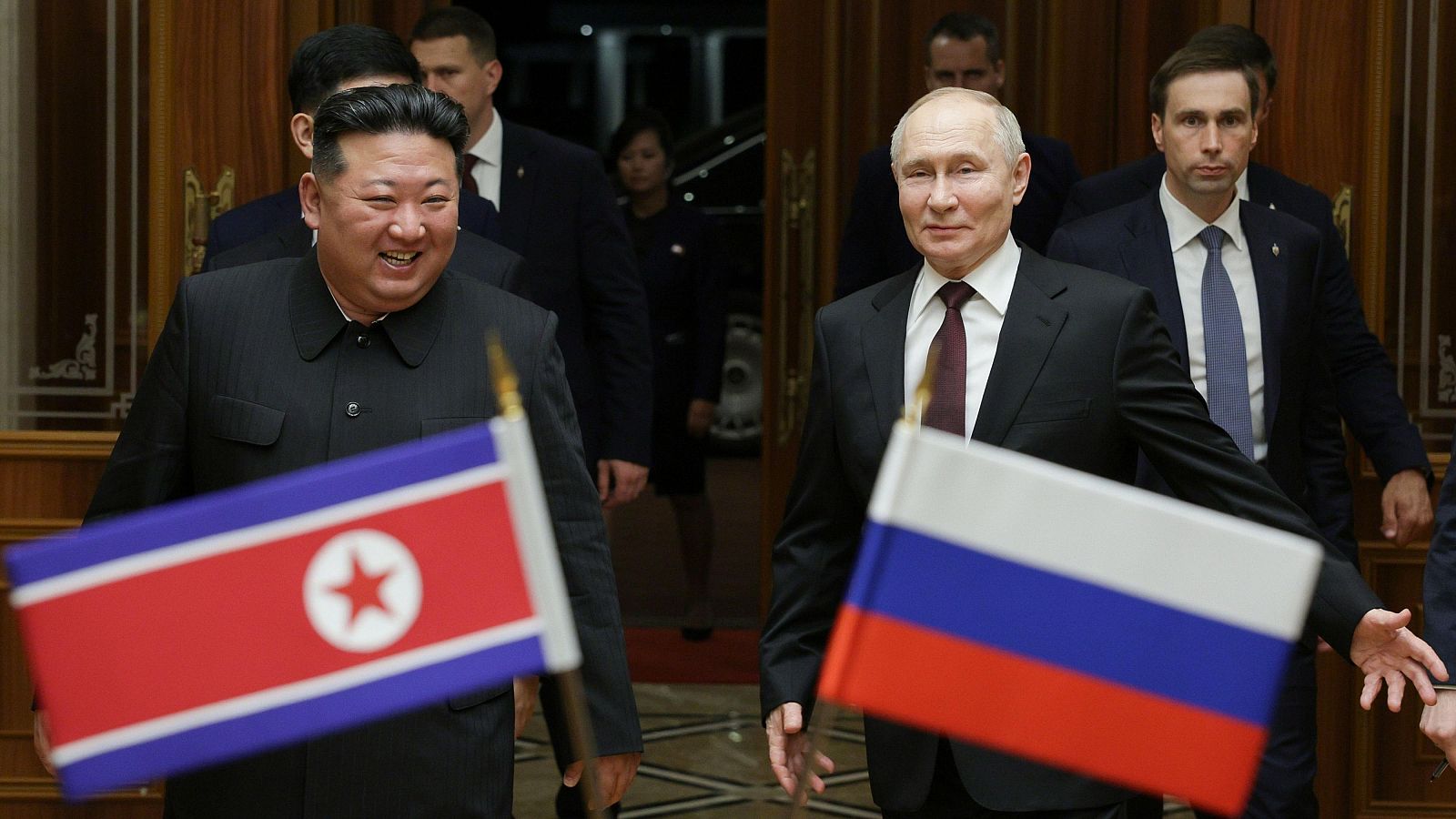 Imagen de archivo de Vladimir Putin y Kim Jong Un durante una reunión en el Aeropuerto Internacional Sunan de Pyongyang. La OTAN confirma el despliegue de tropas de Corea del Norte en Rusia.