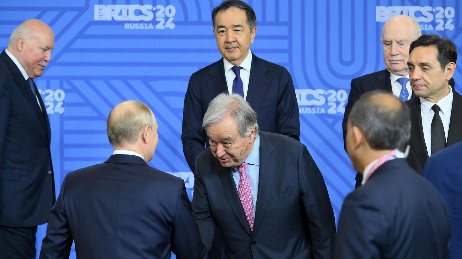 Vladimir Putin saluda al secretario general de las Naciones Unidas, Antonio Guterres, durante la cumbre BRICS en Kazán. El secretario general de la ONU interviene en la cumbre de los BRICS en Rusia: "Necesitamos paz en Ucrania".