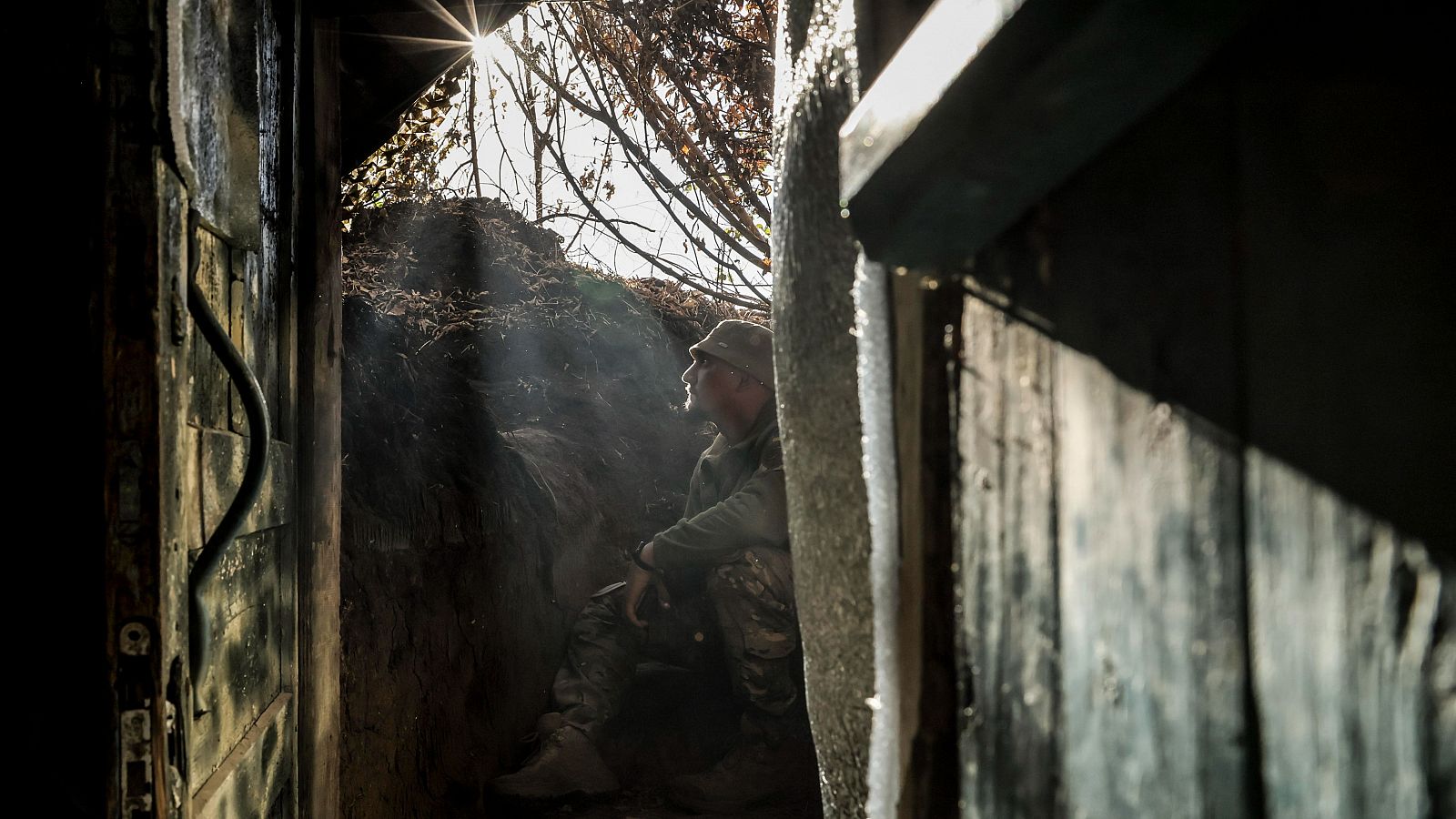 Un soldado de la 24.ª Brigada Mecanizada descansa cerca de una posición cercana a Chasiv Yar en la región de Donetsk