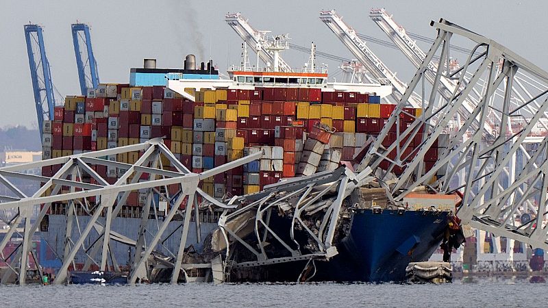 El carguero tras chocar contra el puente Franscis Scott Key