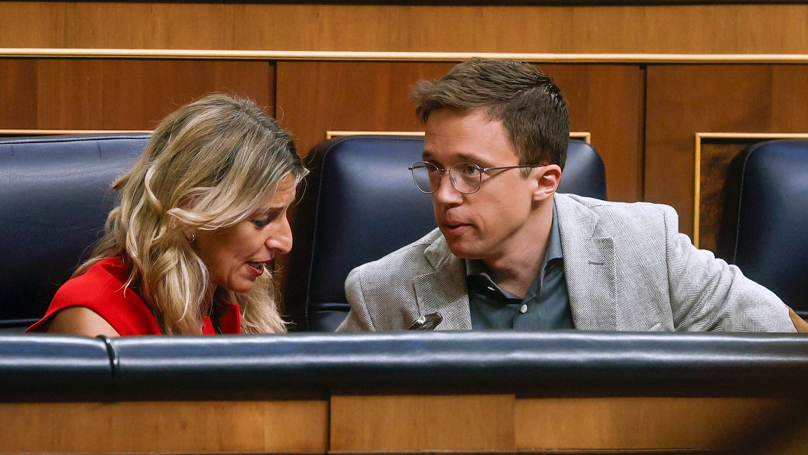 La vicepresidenta segunda del Gobierno y ministra de Trabajo, Yolanda Díaz, y el diputado Iñigo Errejón, en el Congreso