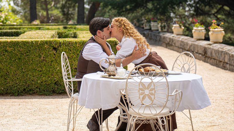 La Promesa: Jana y Manuel viven su amor alejados del palacio