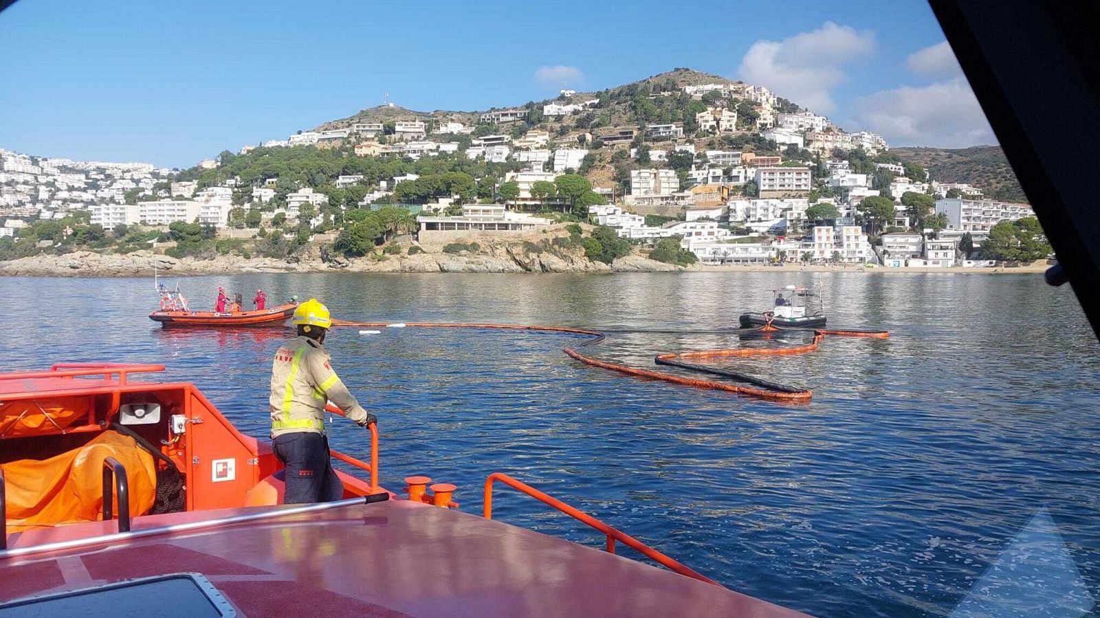 Siguen los trabajos para reflotar el pesquero con 2.500 litros de gasoil hundido en Roses