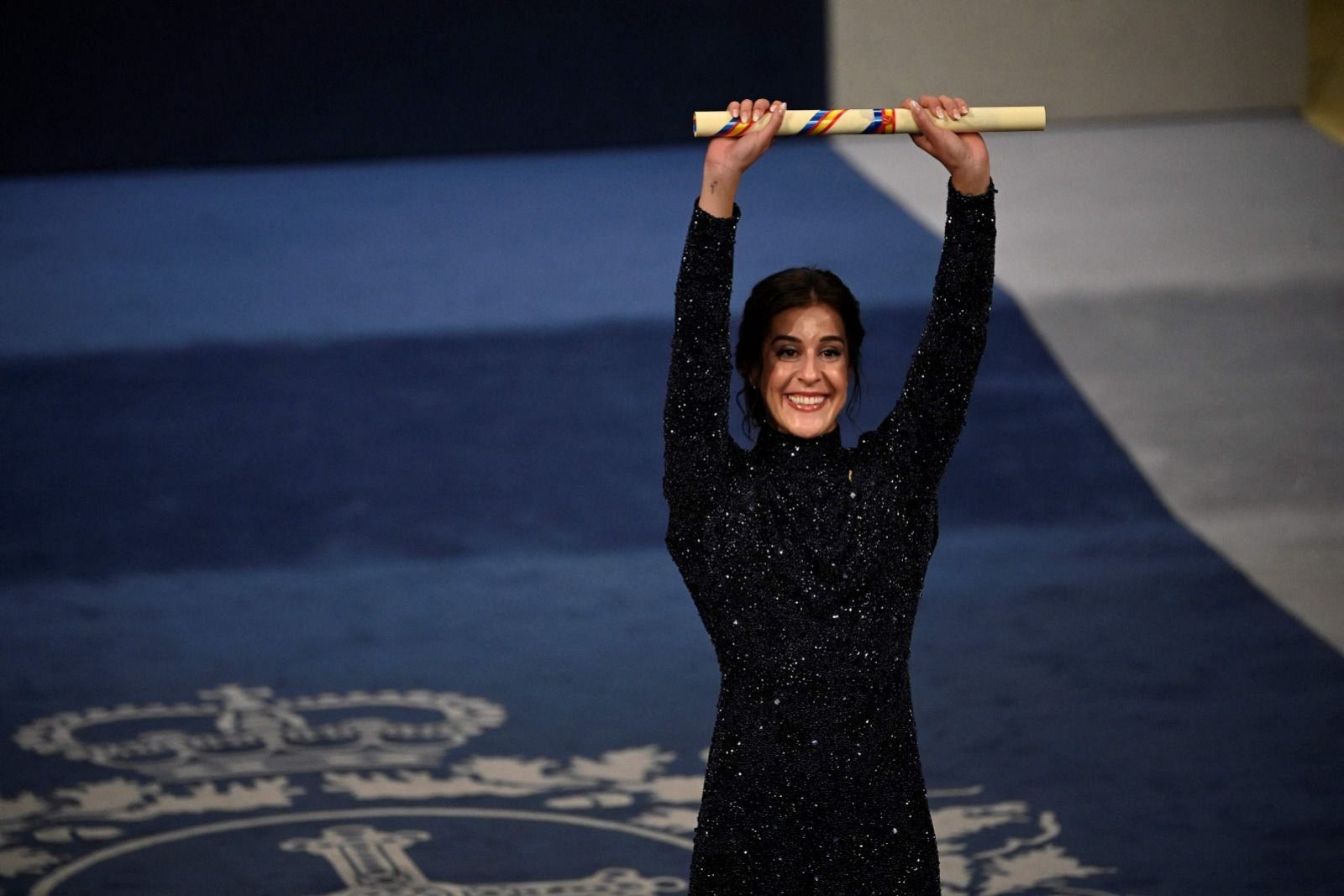 La jugadora de bádminton, Carolina Marín, con su Premio Princesa de Asturias 2024 de los Deportes