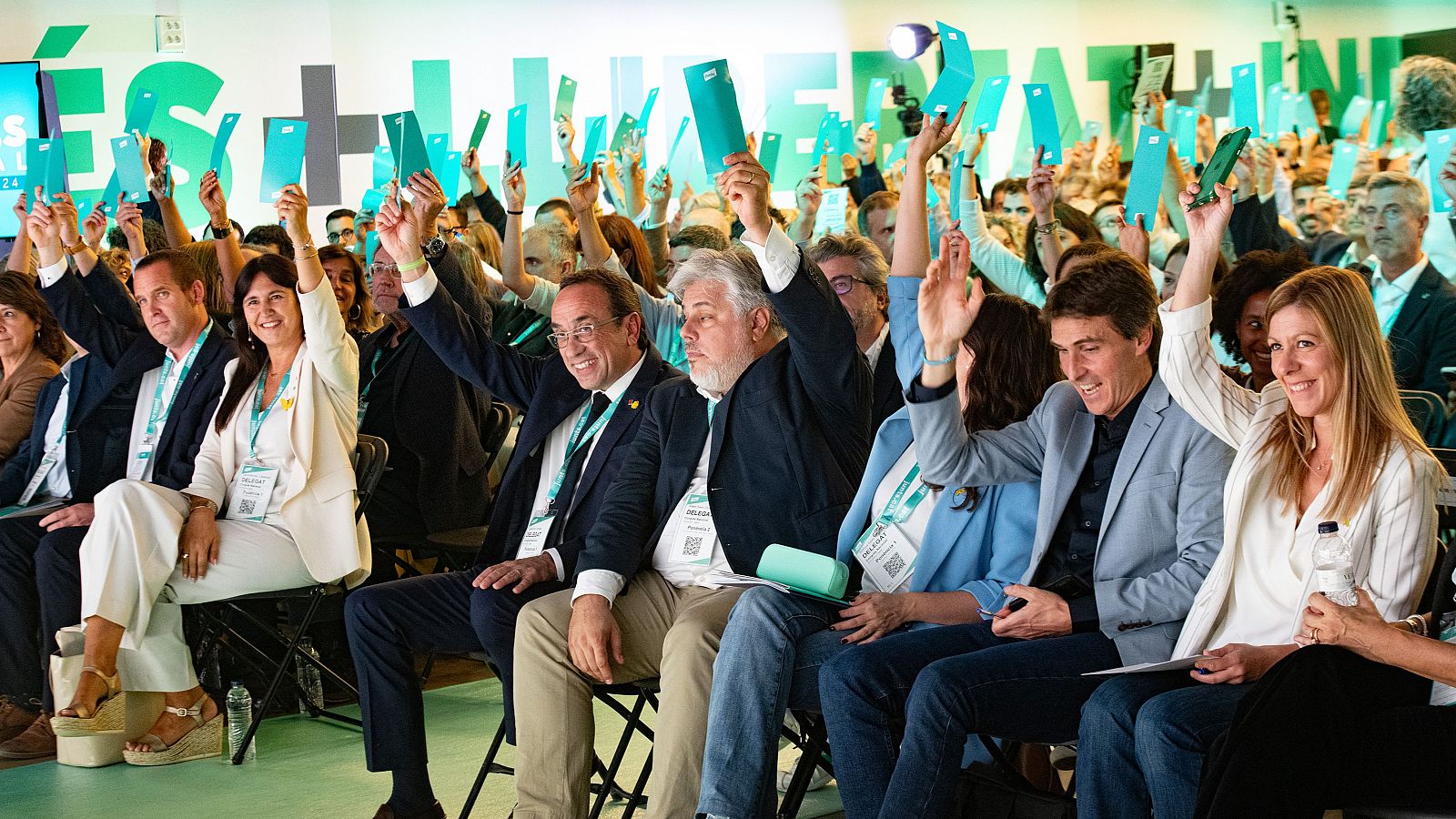 Votació a mà alçada durant el congrés nacional de Junts per Catalunya a Calella