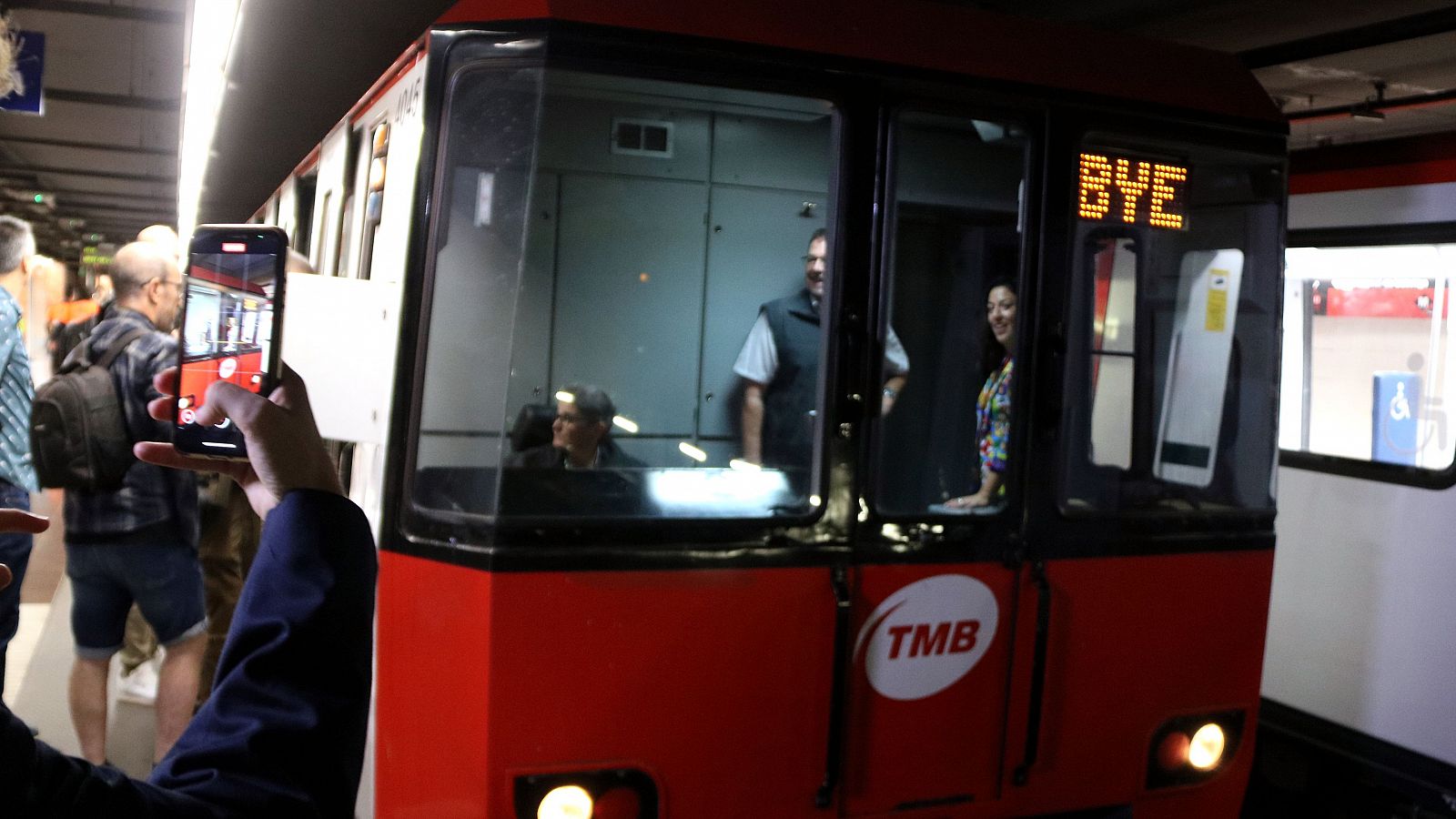 L'últim tren de la sèrie 4.000 del metro de Barcelona emprèn el darrer viatge