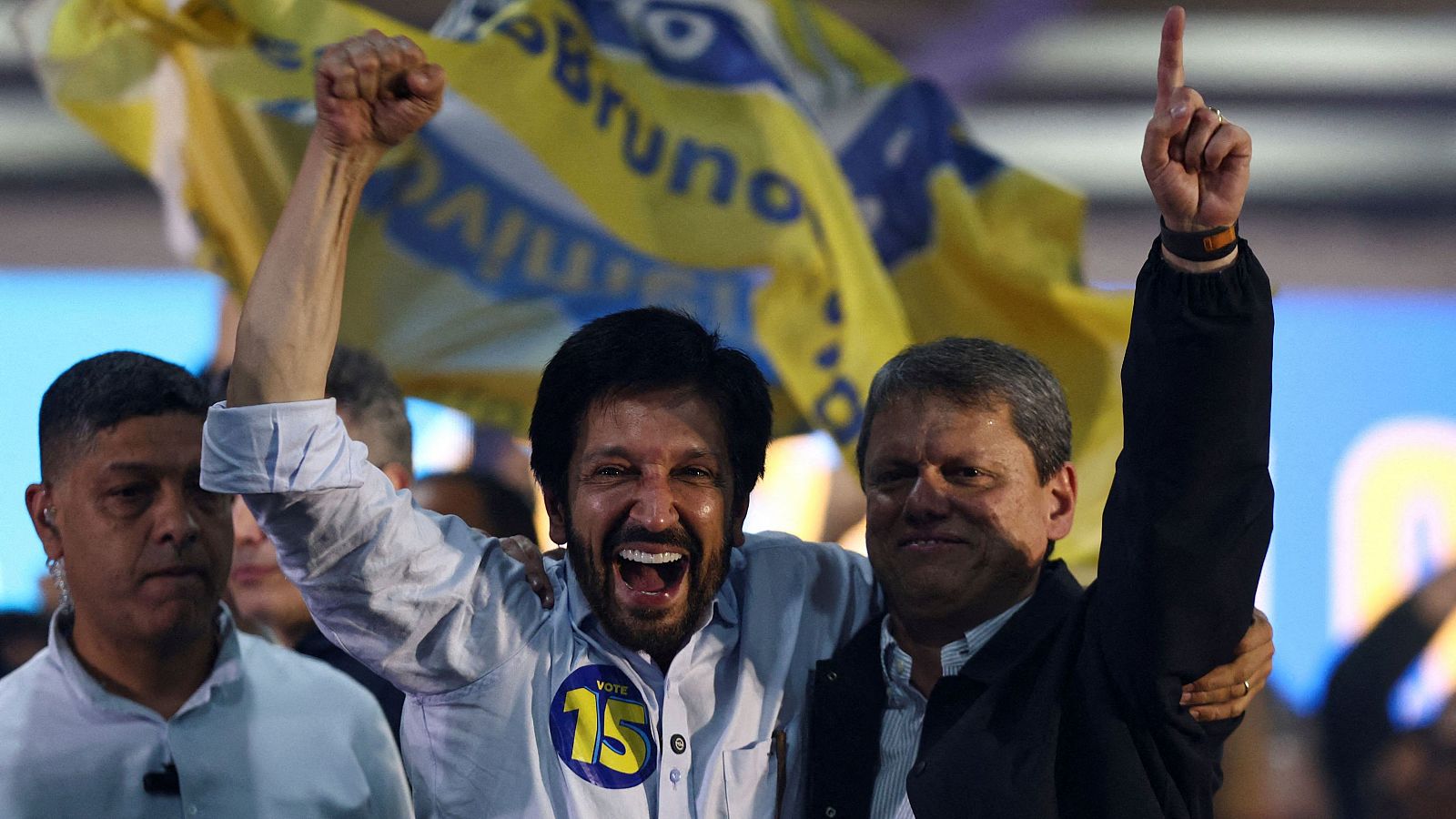 El alcalde de la ciudad brasileña de São Paulo, Ricardo Nunes, celebra su reelección