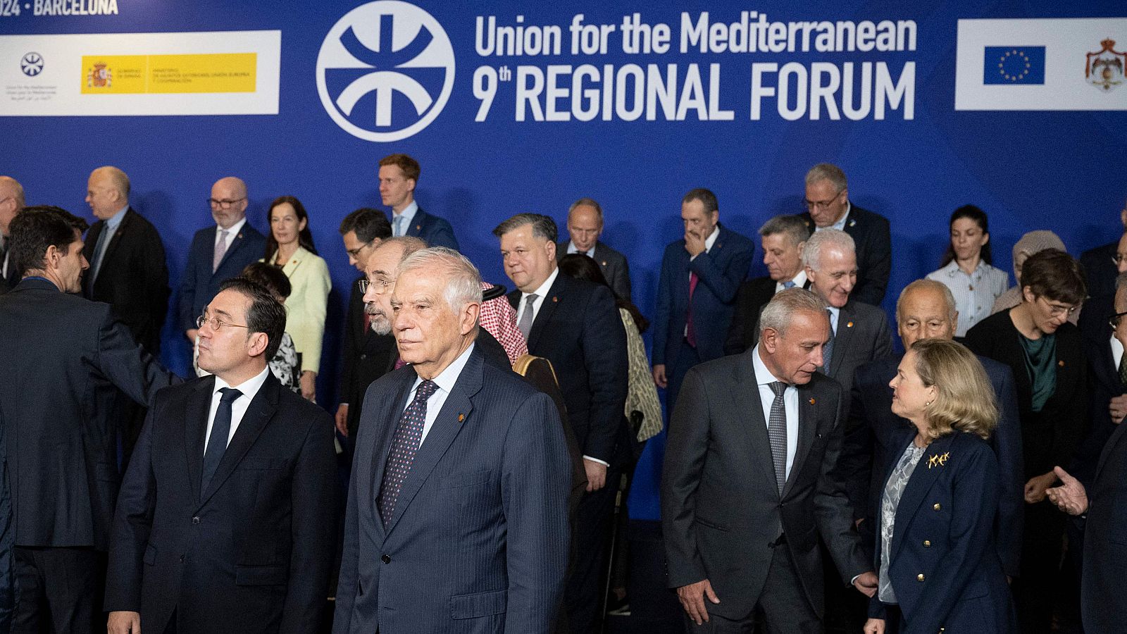 Josep Borrell y José Manuel Albares observan a los miembros reunidos para una foto de familia al inicio del 8º foro regional de la Unión por el Mediterráneo (UpM). La Cumbre del Mediterráneo se reúne en Barcelona con la vista puesta en Oriente Próximo y la migración.