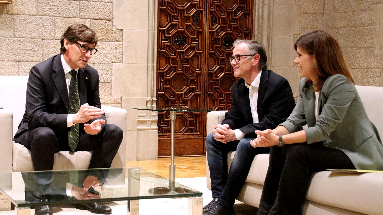 Illa es reuneix amb Vilalta i Jové al Palau de la Generalitat en el marc de les trobades amb els grups parlamentaris per buscar una entesa.