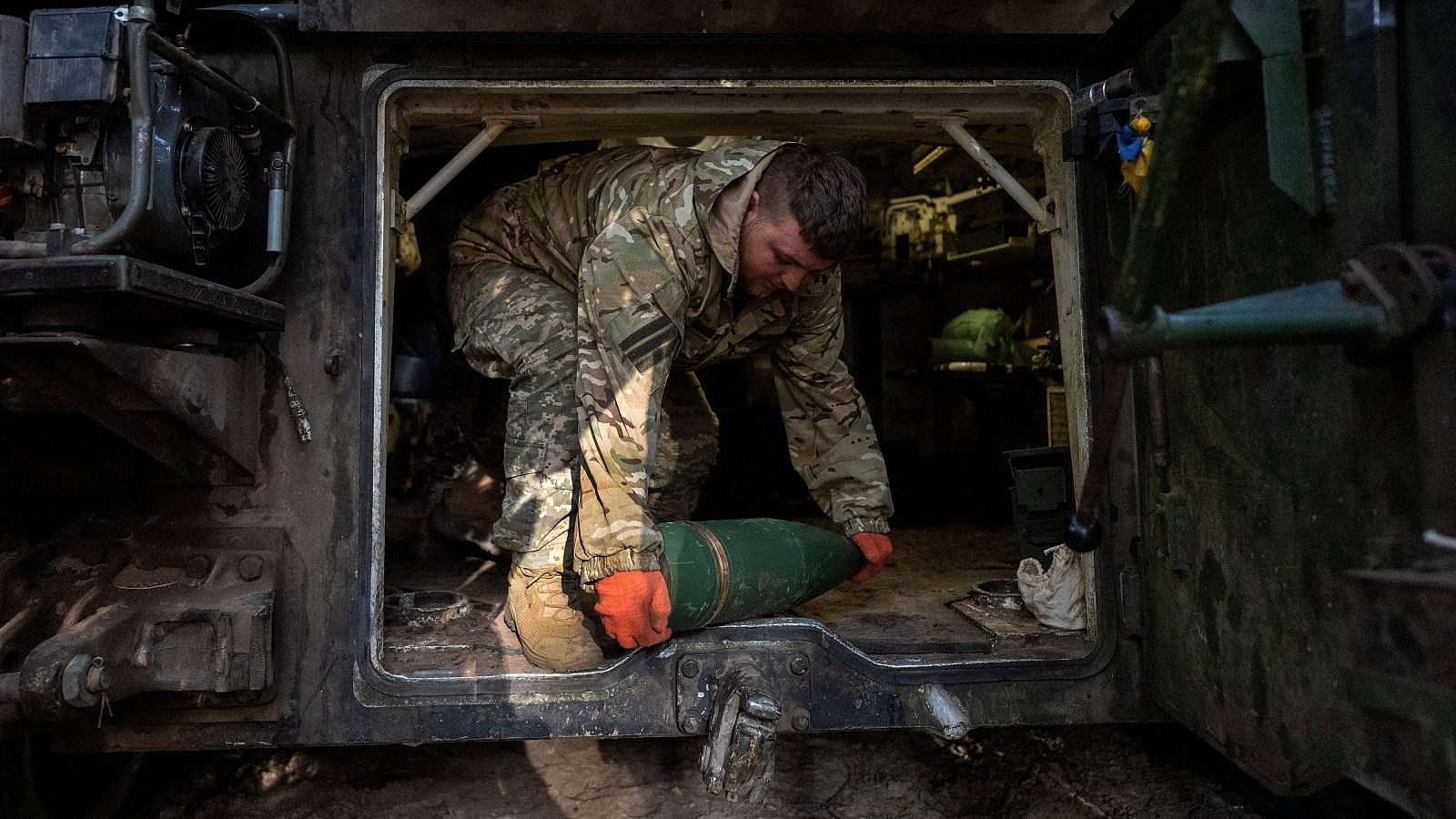 Un soldado ucraniano de la 92ª brigada de asalto independiente se prepara para disparar un obús M-109 "Paladin" de 155 mm hacia las posiciones rusas en la línea del frente cerca de Vovchansk, región de Jarkov