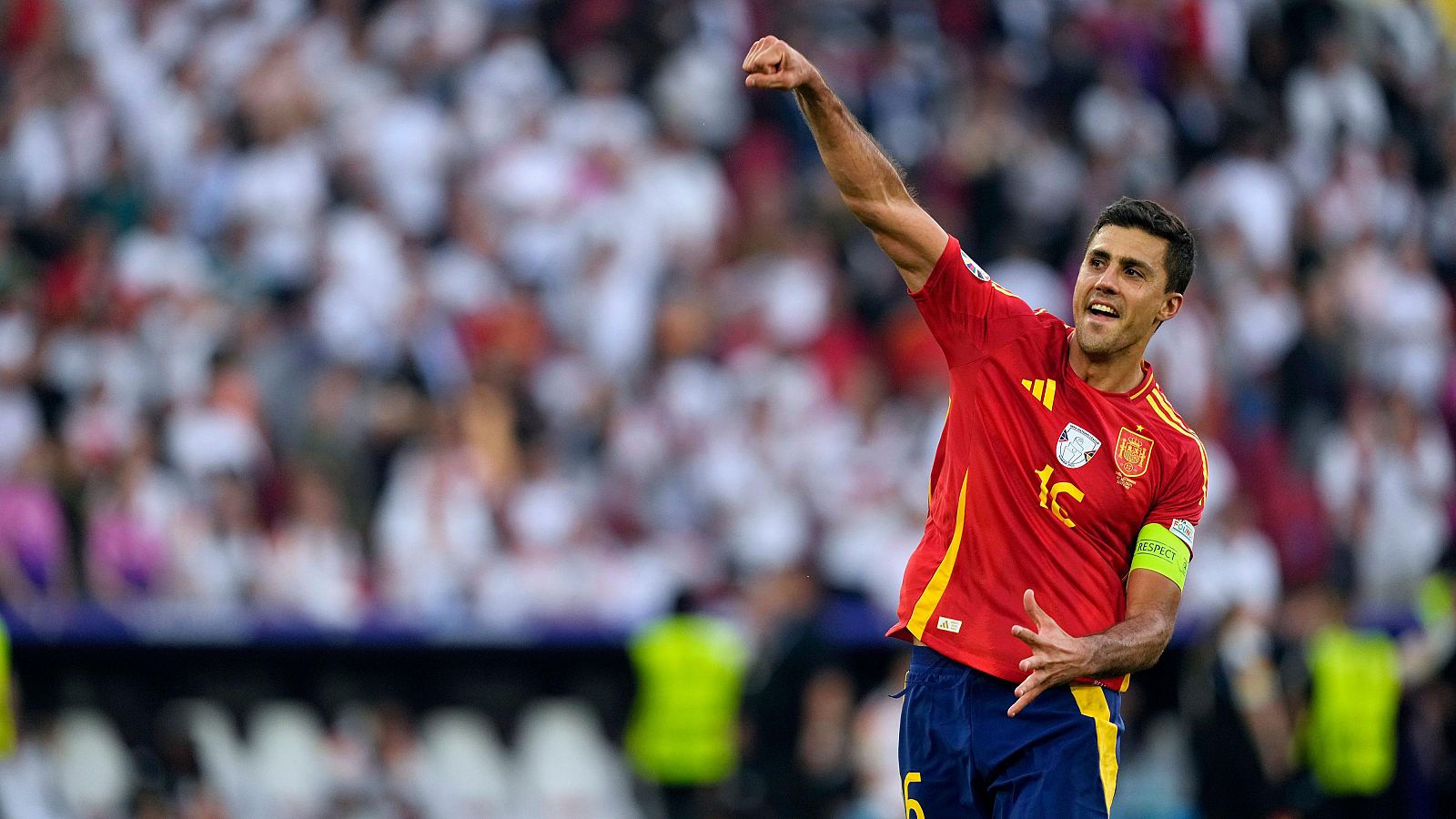 Rodri, con el brazalete de capitán, celebra con la Selección Española en la EURO 2024