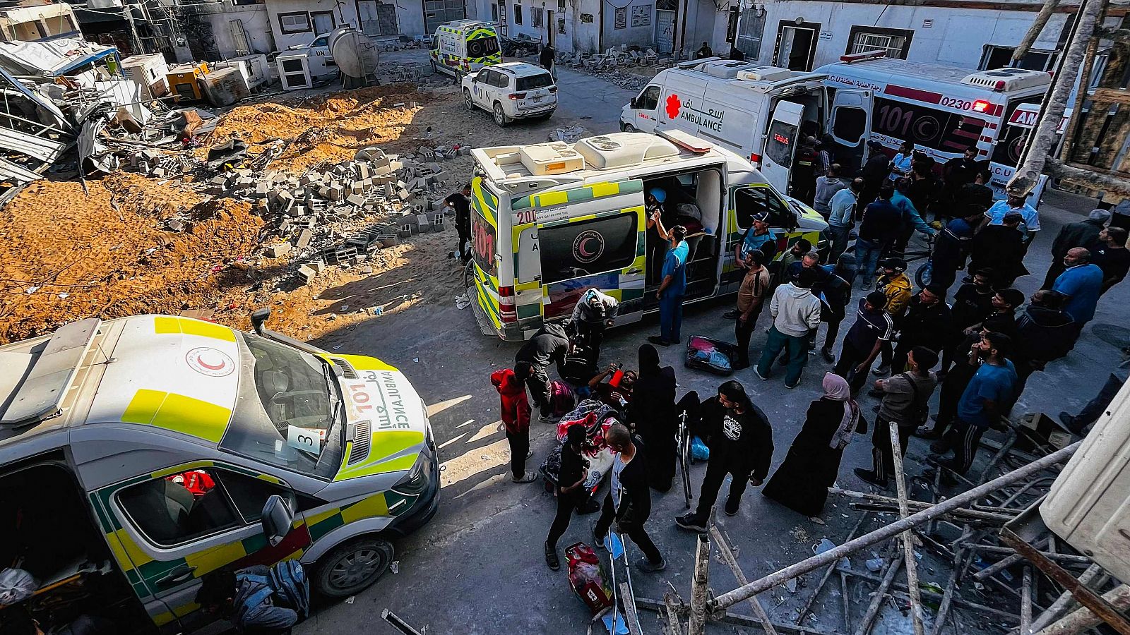 Los médicos evacuan a heridos y pacientes con cáncer del hospital Kamal Adwan en Beit Lahia, en el norte de la Franja de Gaza