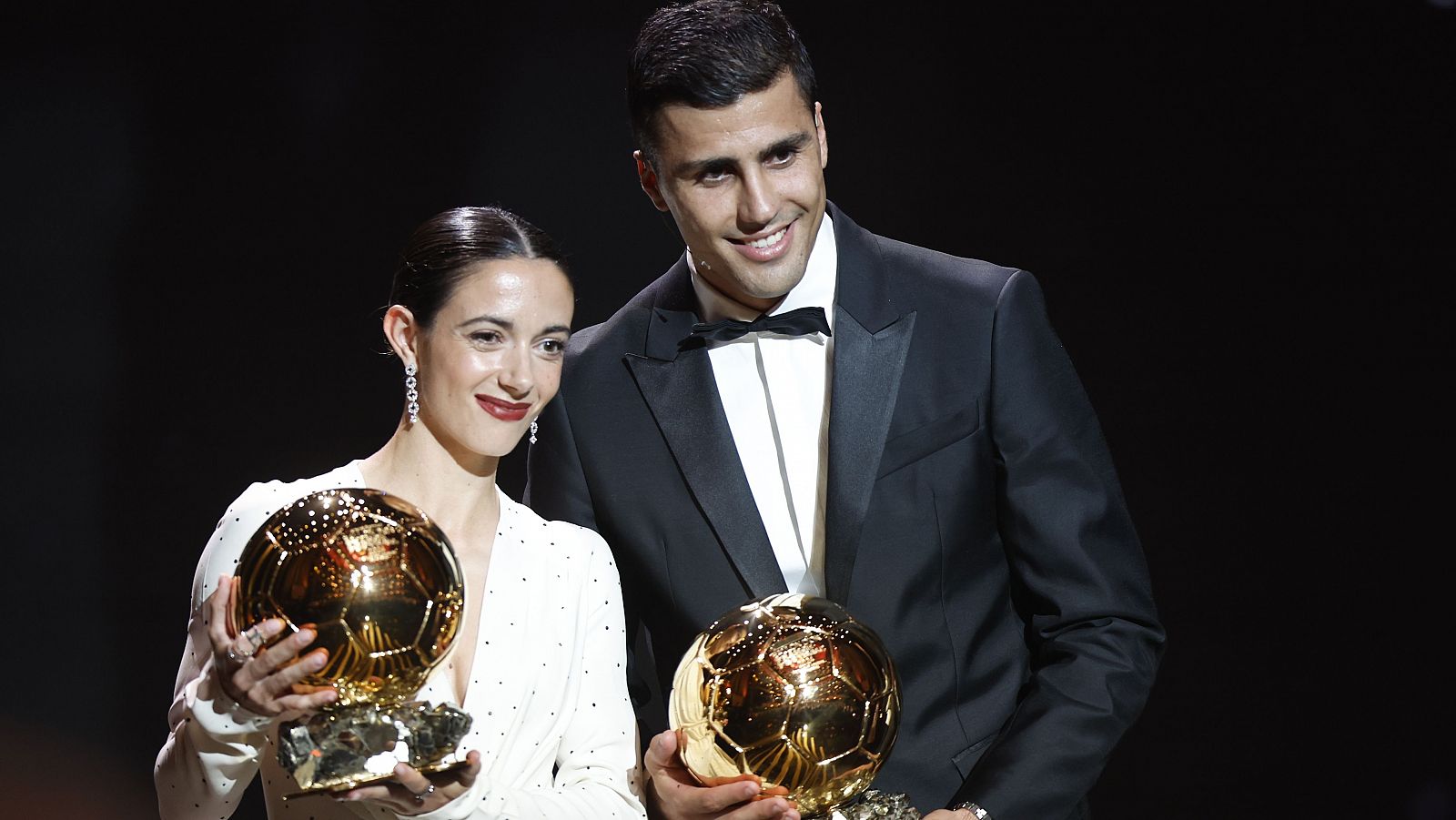 Aitana Bonmatí y Rodri Hernández posan con el Balón de Oro 2024