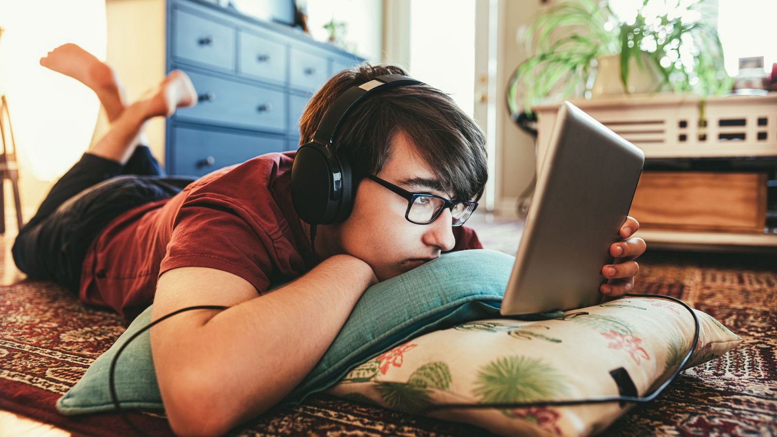 Adolescente viendo una serie en la tablet