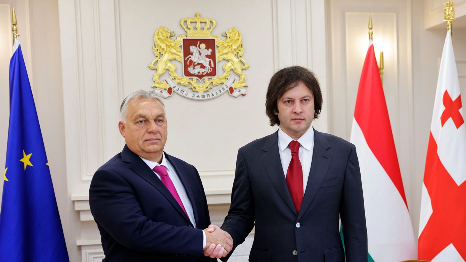 Irakli Kobakhidze (dcha.) y Viktor Orban, se estrechan la mano durante su reunión en Tbilisi, Georgia. Orbán desafía a la UE al reconocer la victoria del partido gobernante en visita a Georgia.